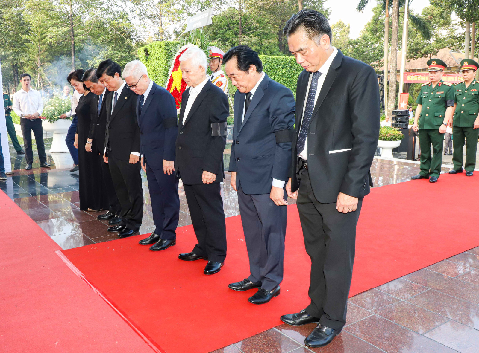 Nguyên Chủ tịch nước Nguyễn Minh Triết cùng lãnh đạo tỉnh Bình Dương dâng hoa, dâng hương, phút mặc niệm tưởng nhớ các anh hùng liệt sĩ (Ảnh: Quốc Chiến).